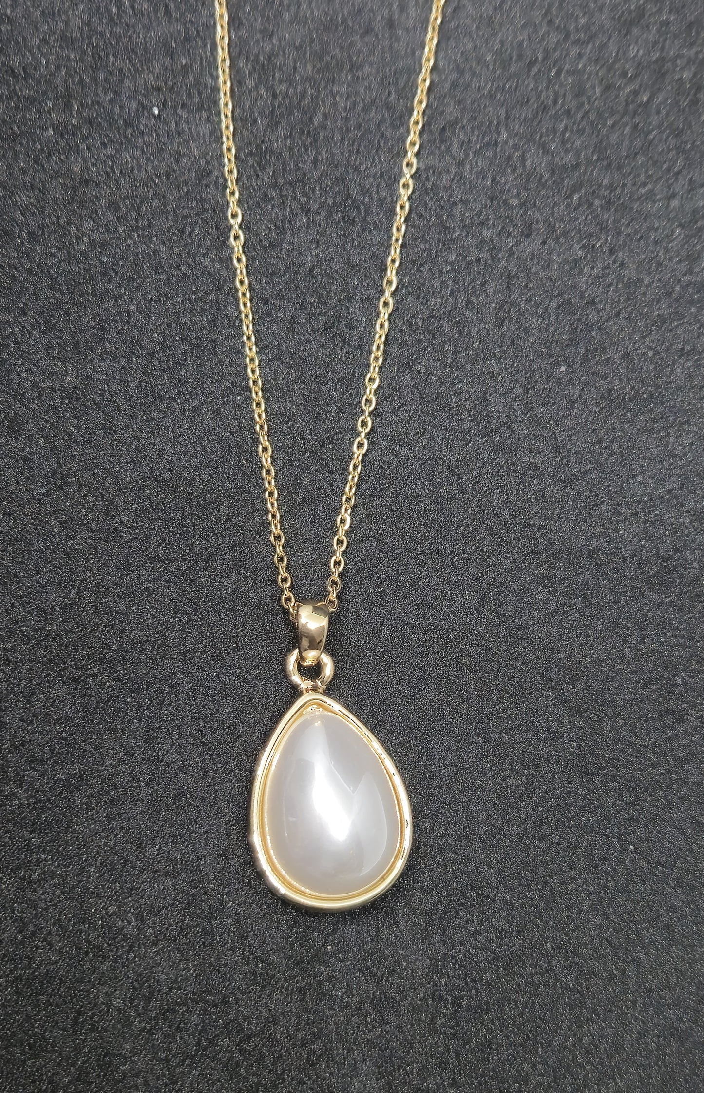 Pearl Teardrop Chain and Pendant Set