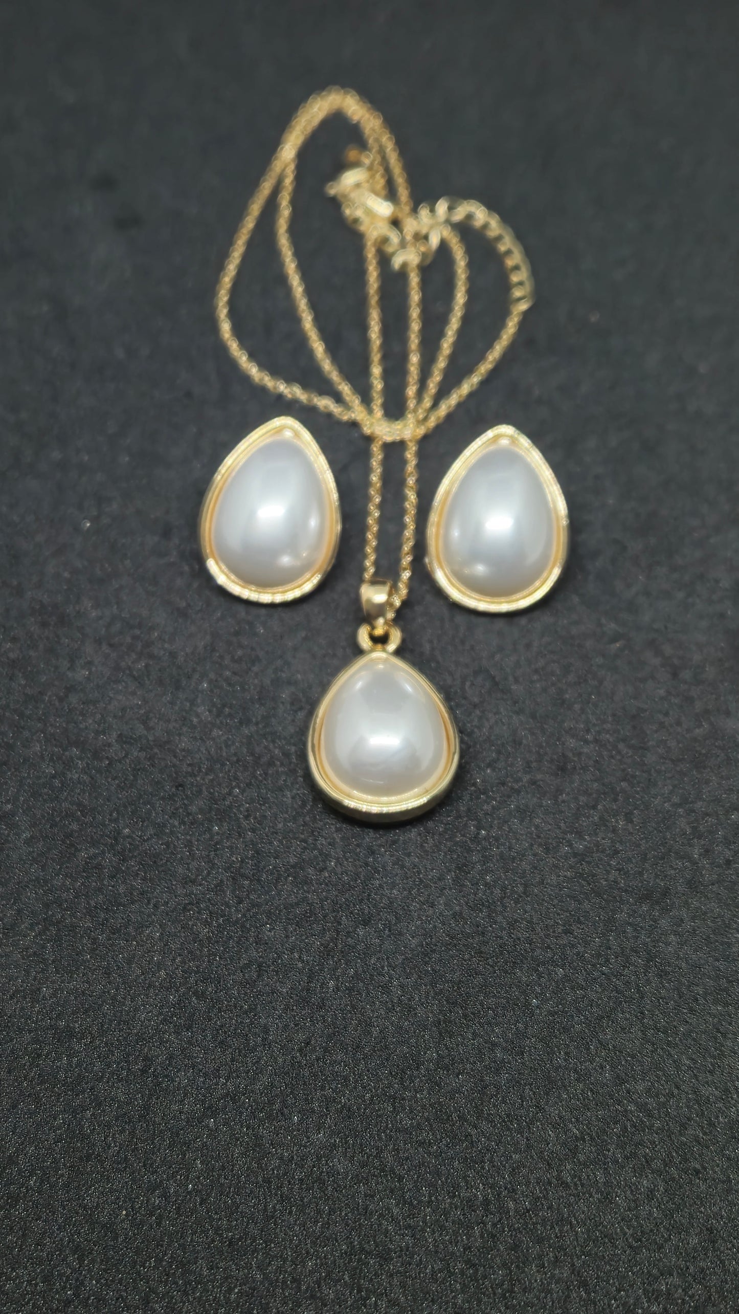 Pearl Teardrop Chain and Pendant Set