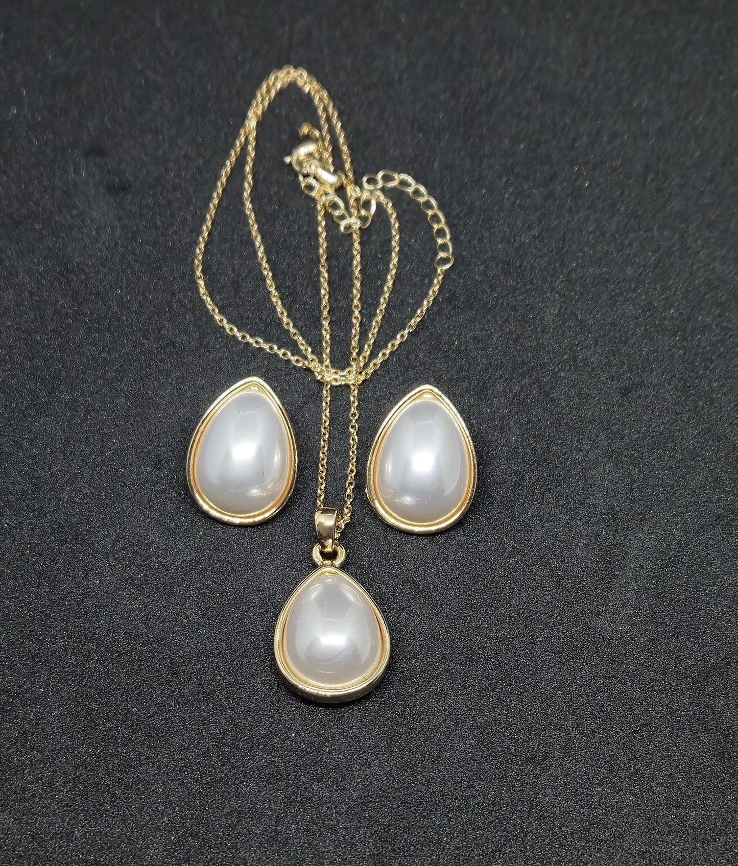 Pearl Teardrop Chain and Pendant Set