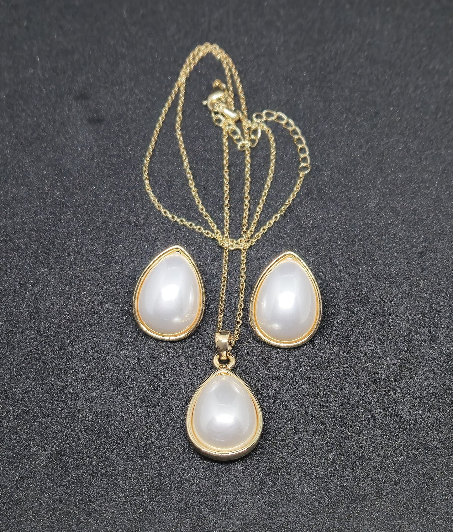 Pearl Teardrop Chain and Pendant Set